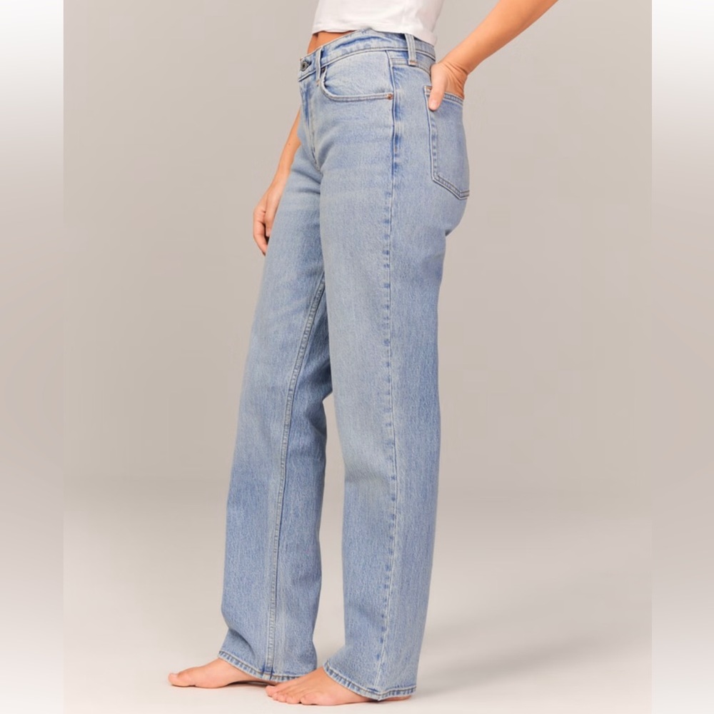 NWOT Abercrombie Curve Love Mid Rise 90s Straight Jean Size 27 X- Short